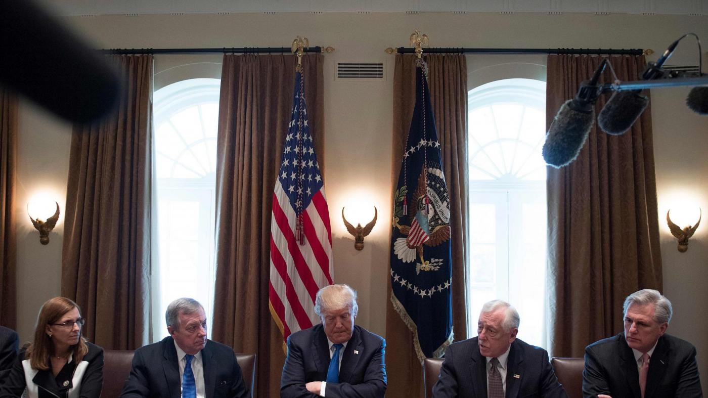 “Cessi di Paesi”, Trump si difende: “Non sono razzista”. A rischio il patto per i Dreamers