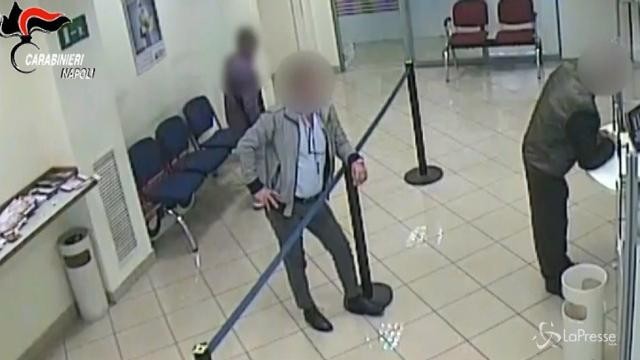 Si finge cliente di una banca e individua le persone da rapinare