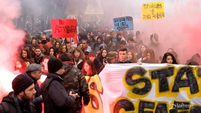 Milano, la protesta degli studenti contro l’alternanza scuola-lavoro