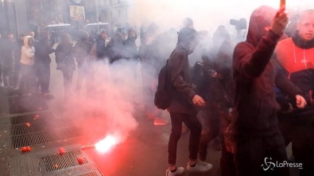 Uova e pomodori contro Mc Donald’s durante la protesta degli studenti a Milano