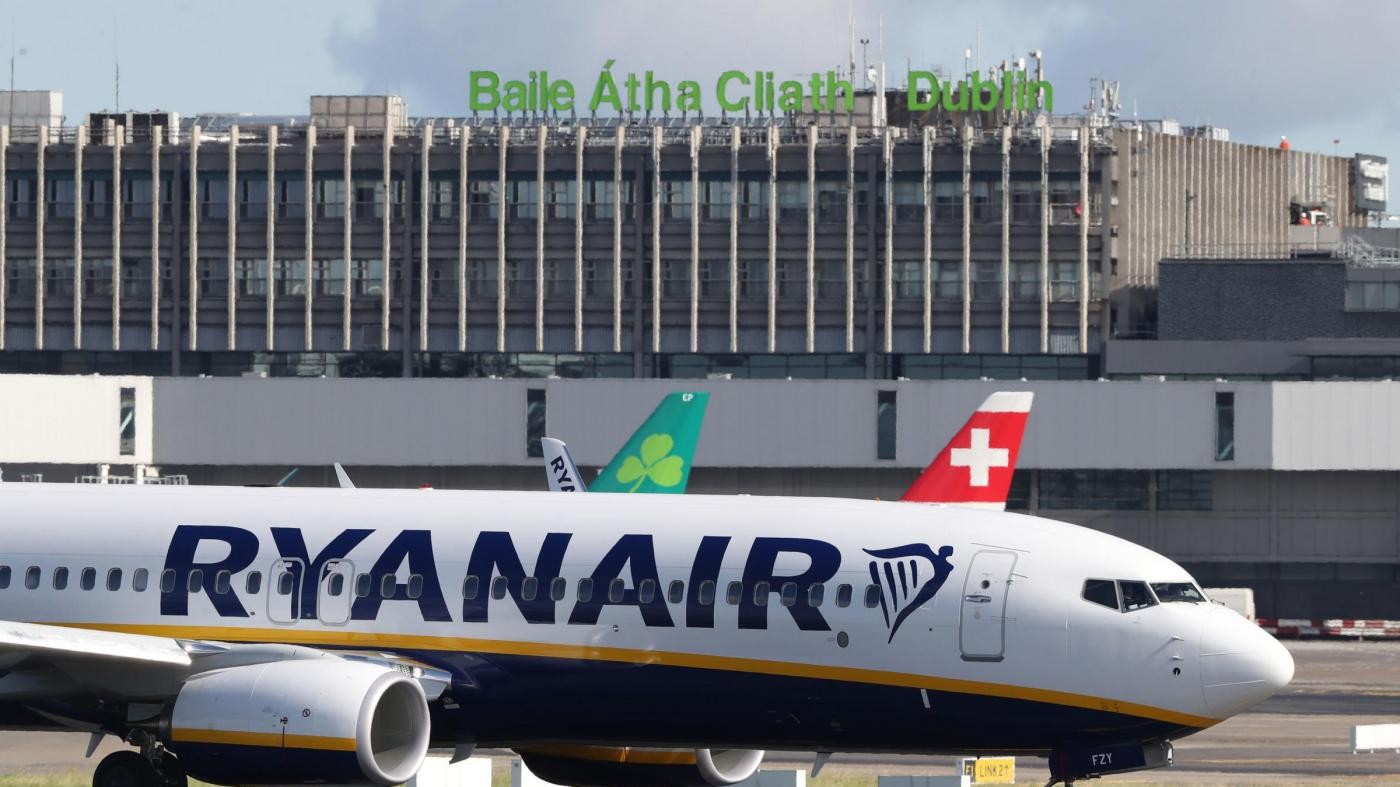 Ryanair, cambiano le regole: trolley in stiva, altrimenti si paga