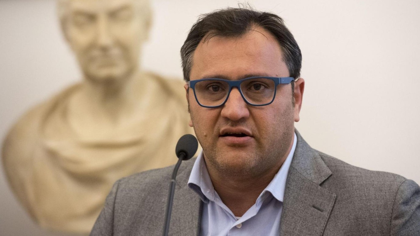 Tessera del Pd bruciata: capogruppo M5s a Roma si scusa e rimuove video