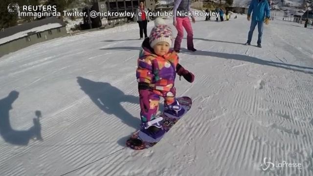 Snowboard, a un anno è la più giovane appassionata del mondo