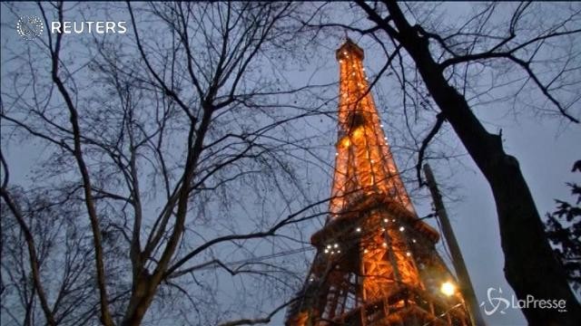 Luci e addobbi: la torre Eiffel si trasforma per Natale