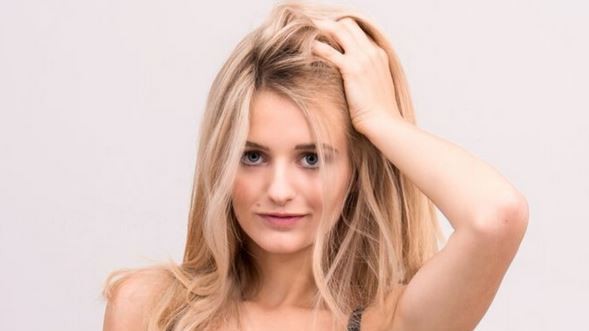 Verginità all’asta per pagarsi gli studi: 18enne italiana raccoglie 1 milione di euro