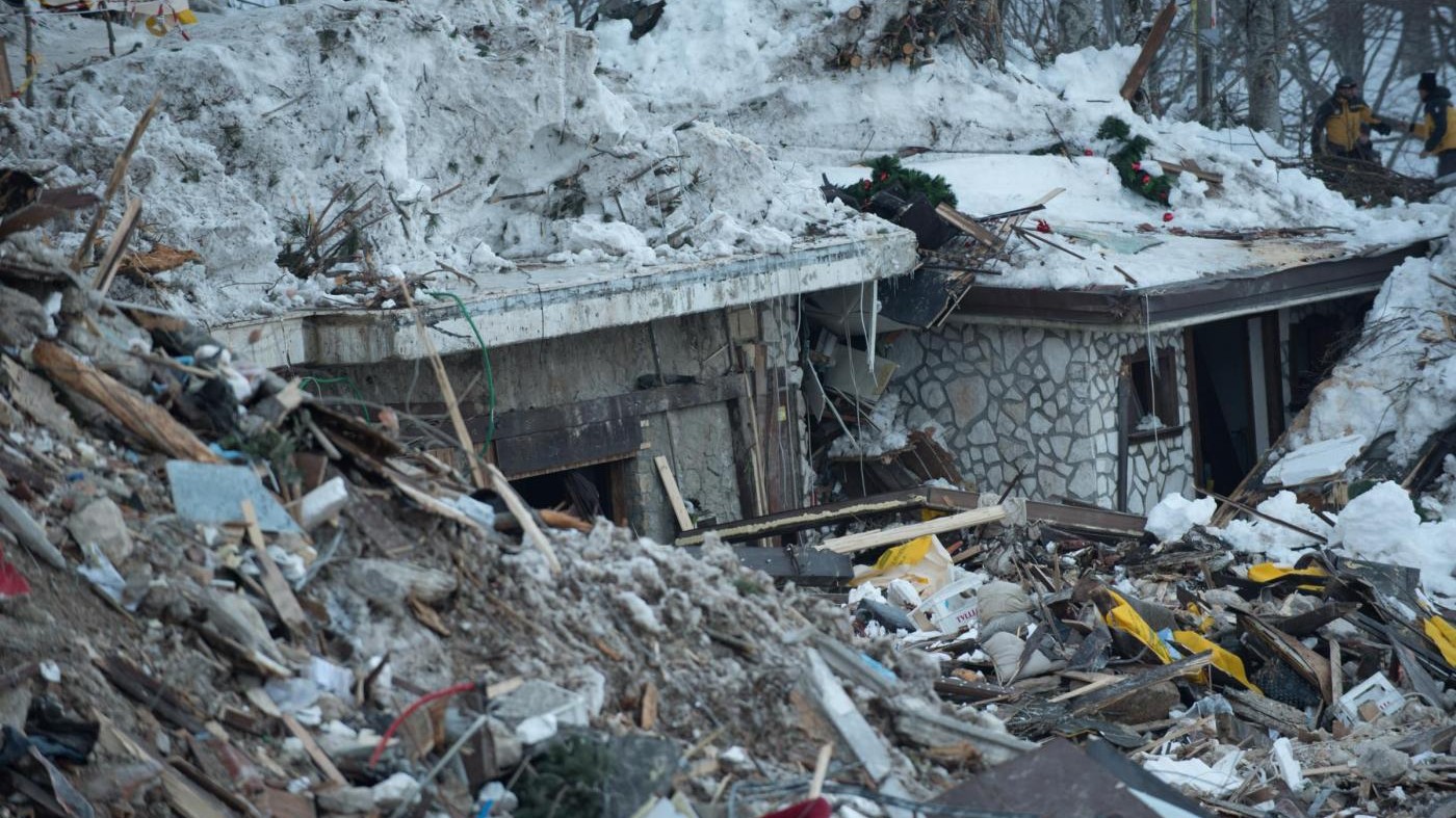 RIGOPIANO UN ANNO DOPO | Valanga spazza via hotel e vite: 29 morti e tanta rabbia