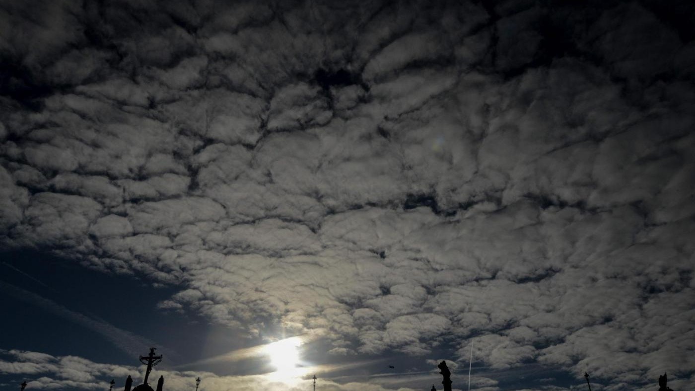 Salgono le temperature, restano le nuvole: il meteo del 17 e del 18 gennaio