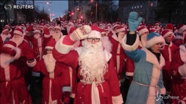 Russia: la carica dei Babbo Natale