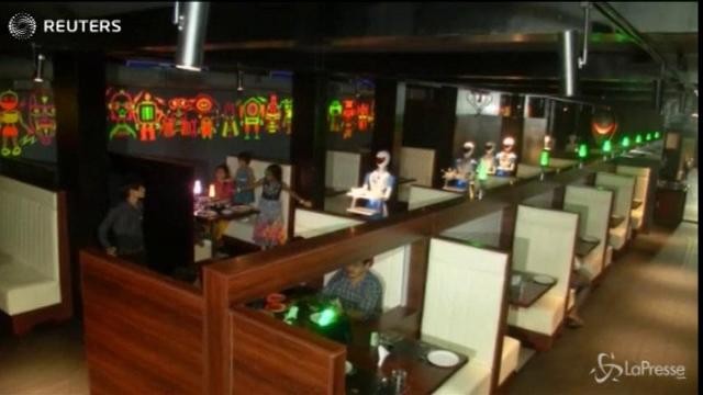 India, al ristorante il cameriere è un robot