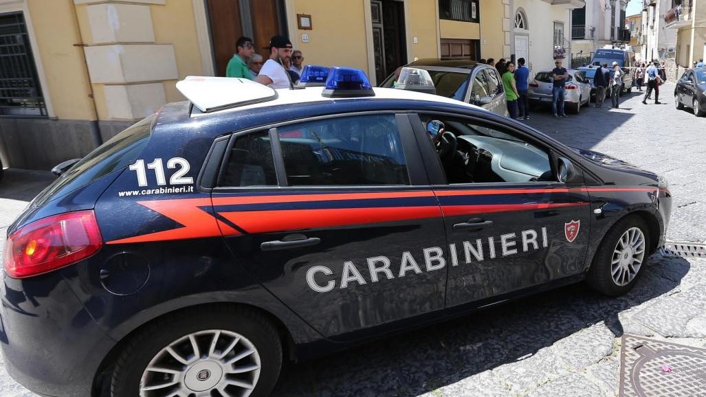 Shopping e pranzi in orario di lavoro: 12 furbetti del cartellino sotto indagine