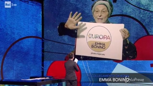 Emma Bonino mostra il simbolo della sua lista +Europa da Fazio