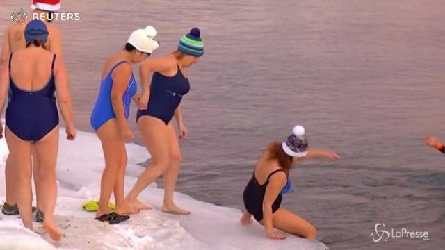 Gli ice swimmer siberiani sfidano in bikini il gelido lago Baikal