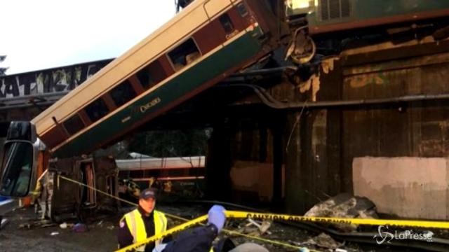 Usa, treno deraglia e precipita da un ponte