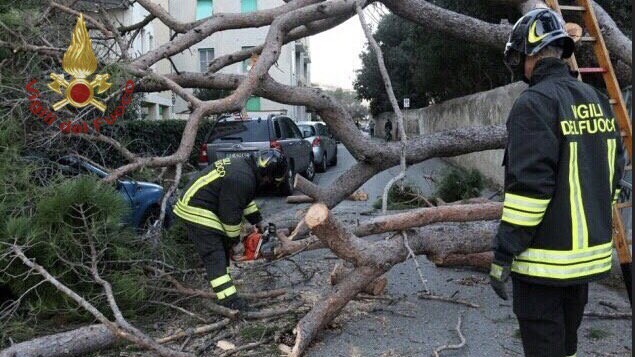 Vento fino a 200 km/h: due morti e tre feriti, disagi in tutta Italia
