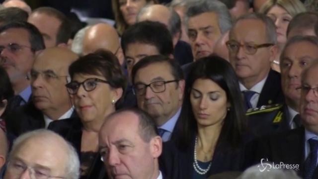 Mattarella fa gli auguri di Natale, ma Virginia Raggi non riesce a restare sveglia