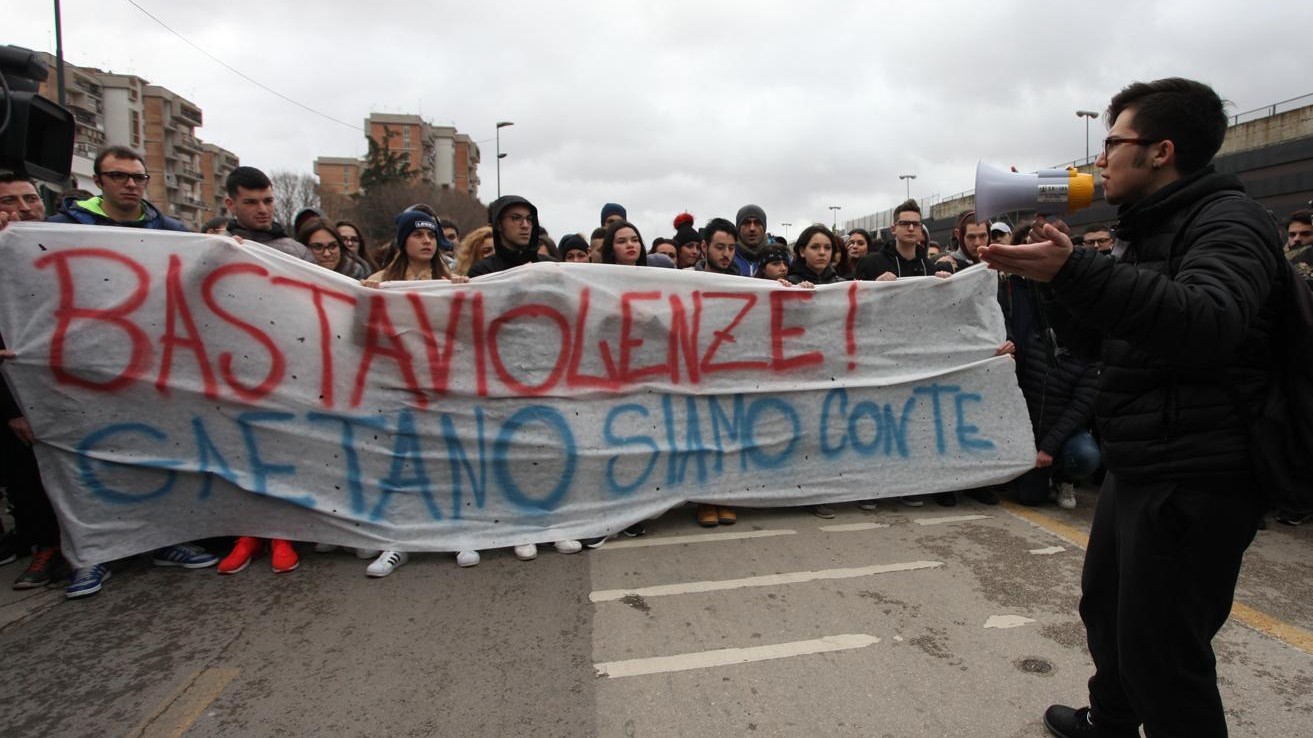 Napoli, baby gang contro un 16enne: due denunciati. Aggressioni anche a Milano e Roma