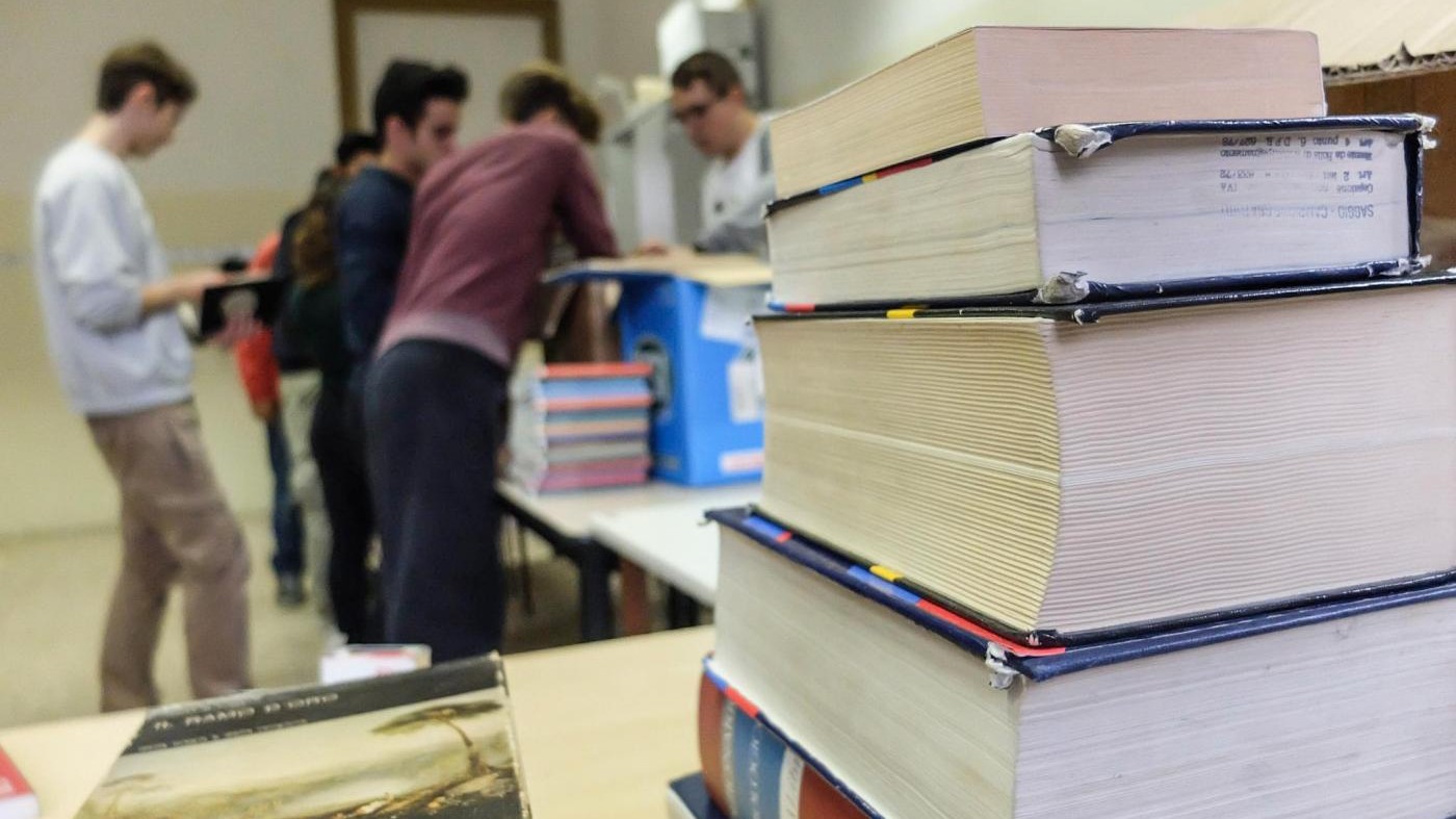 Roma, prof arrestato per abusi su studentessa: “Tutto vero, ma ero innamorato”
