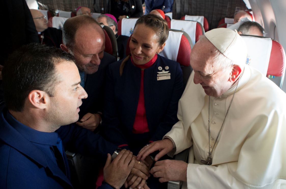 Matrimonio ad alta quota: il Papa sposa hostess e steward in volo