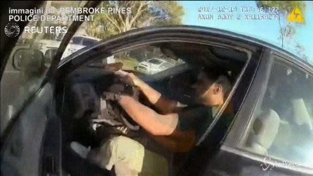 Usa, tenta di fermare un’auto: il poliziotto viene trascinato