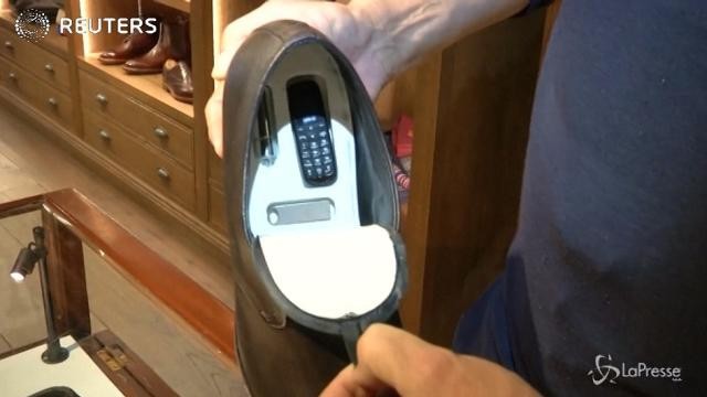 Dalla videocamera al coltellino svizzero, ecco le scarpe degne di James Bond