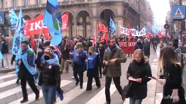 Milano, in corteo i lavoratori della grande distribuzione