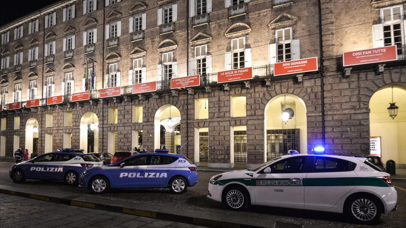 Torino, cade pezzo di scenografia al Teatro Regio: feriti due coristi