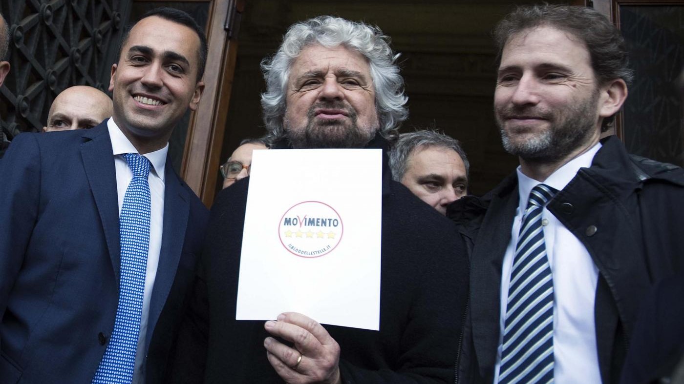 Grillo show alla consegna del simbolo M5S: “Alleanze? Come dire che panda mangia carne”