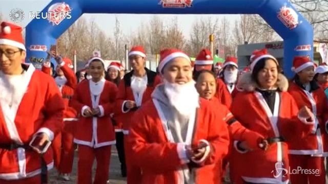 Pechino, la corsa dei Babbi Natale il giorno dell’antivigilia