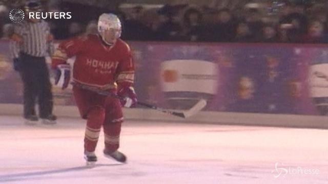 Putin gioca a hockey nella piazza Rossa