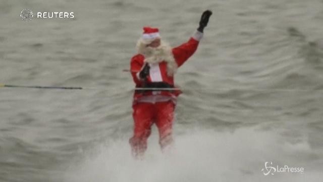 Babbo Natale sugli sci d’acqua