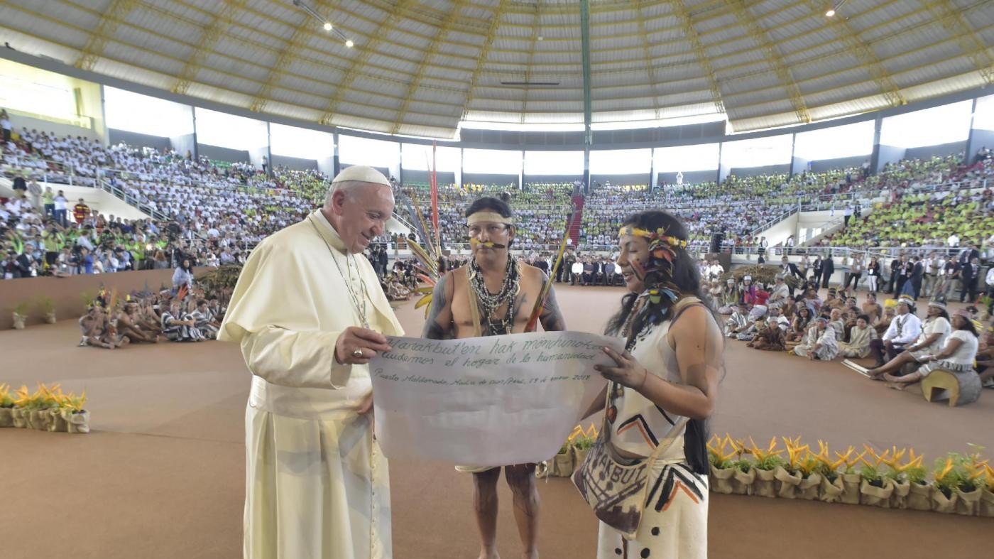 Papa dagli Indios in Perù: “Lotto con voi per salvare l’Amazzonia”