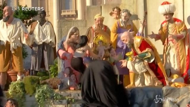 Vaticano: Femen cerca di prendere la statua di Gesù Bambino