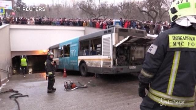 Mosca, bus sulle scale della metro: almeno 5 morti
