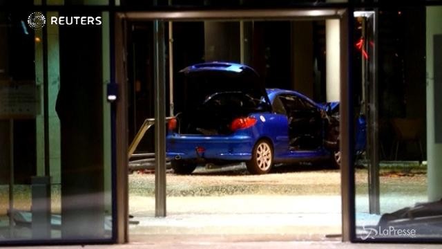 Berlino, auto si schianta contro sede Spd