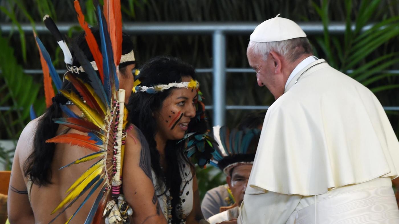 Il Papa contro la cultura machista: “Donne schiave di violenza senza fine”