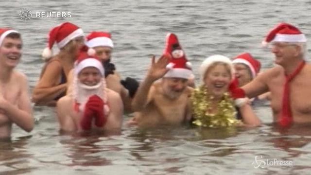 In Germania il tuffo di Natale nel lago Orankesee