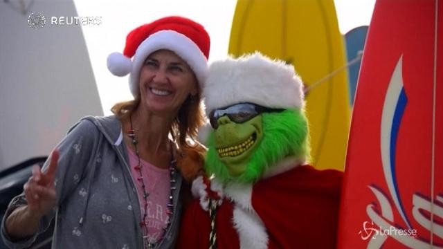 In Florida Babbo Natale va in surf