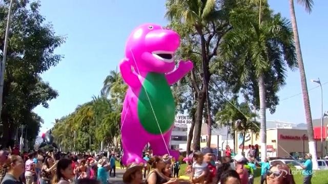 Messico, una sfilata di palloni giganti inonda Acapulco