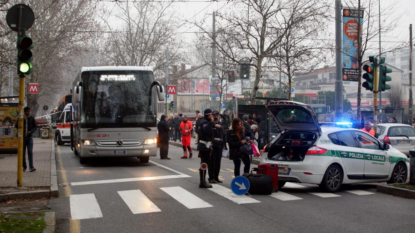 Milano, ragazzi ritardano partenza del bus: è lite con un 56enne e un 17enne viene accoltellato