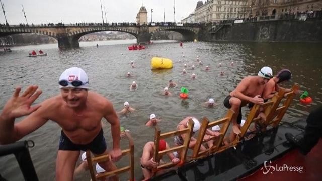 Praga, centinaia a nuotare nelle acque gelide della Moldava