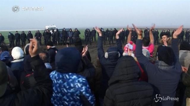 La protesta dei migranti al confine serbocroato: “Lasciateci passare, siamo umani”