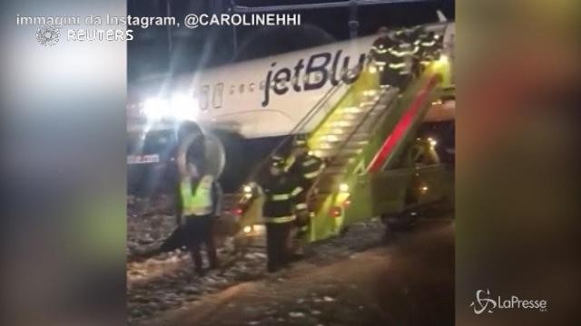 Aereo scivola sulla pista nell’aeroporto di Boston, nessun ferito