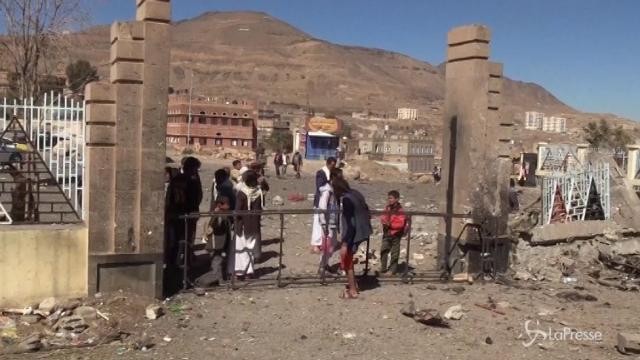 Yemen, bombardamenti della coalizione araba uccidono 32 persone
