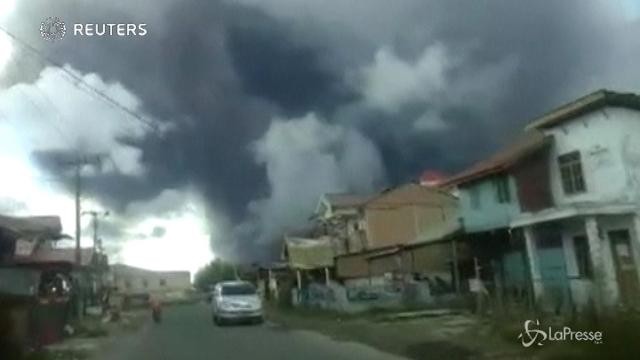 Indonesia, erutta il vulcano Sinabung