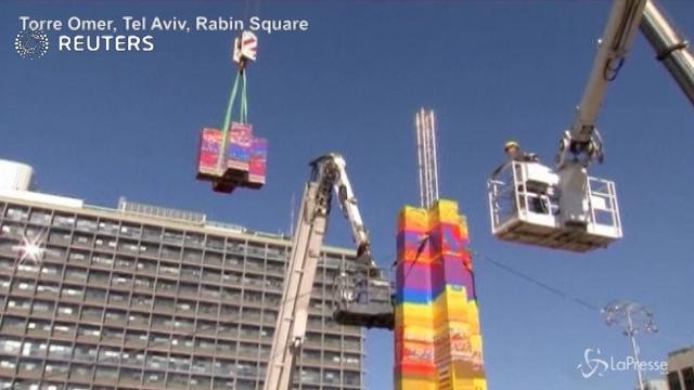 Una torre di Lego alta 36 metri nel centro di Tel Aviv
