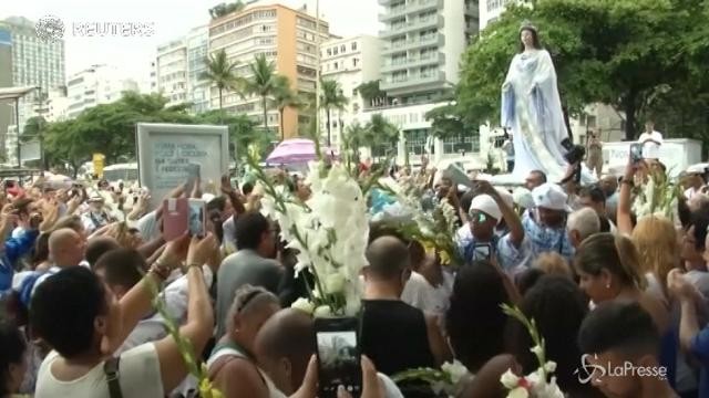 Brasile, a Copacabana per Yemanjia e i riti propiziatori per Capodanno