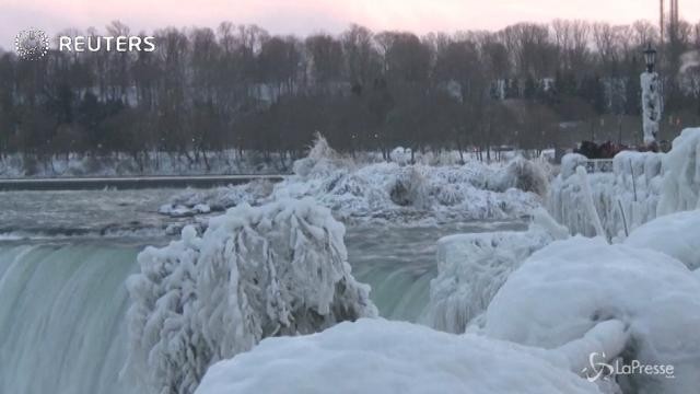 Le immagini spettacolari del ghiaccio che copre le cascate del Niagara
