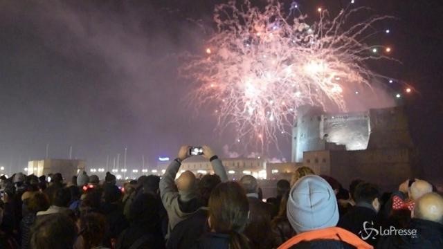 Fuochi d’artificio e musica in piazza: il 2018 arriva in Italia