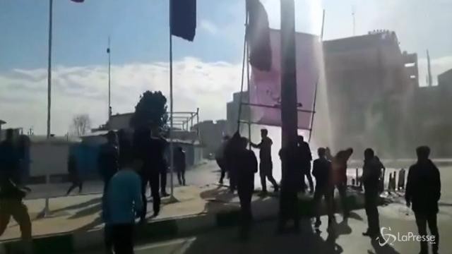 Iran, ragazza senza hijab arrestata: diventa simbolo proteste