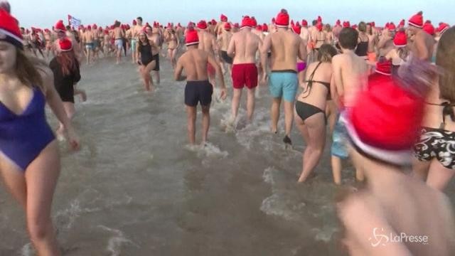 Capodanno a Scheveningen, in migliaia per il tradizionale tuffo